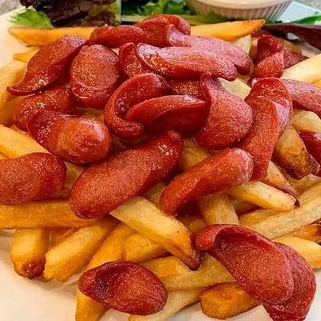 Salchipapa.
